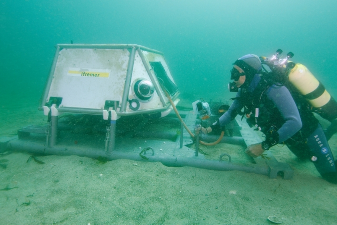 Après un mois de fonctionnement, première visite sur la plate-forme sous-marine